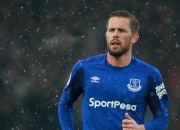 PG游戏APP-赛道上的双重奏鸣，梅赛德斯完胜红牛二队，阿隆索高光表现点燃赛场