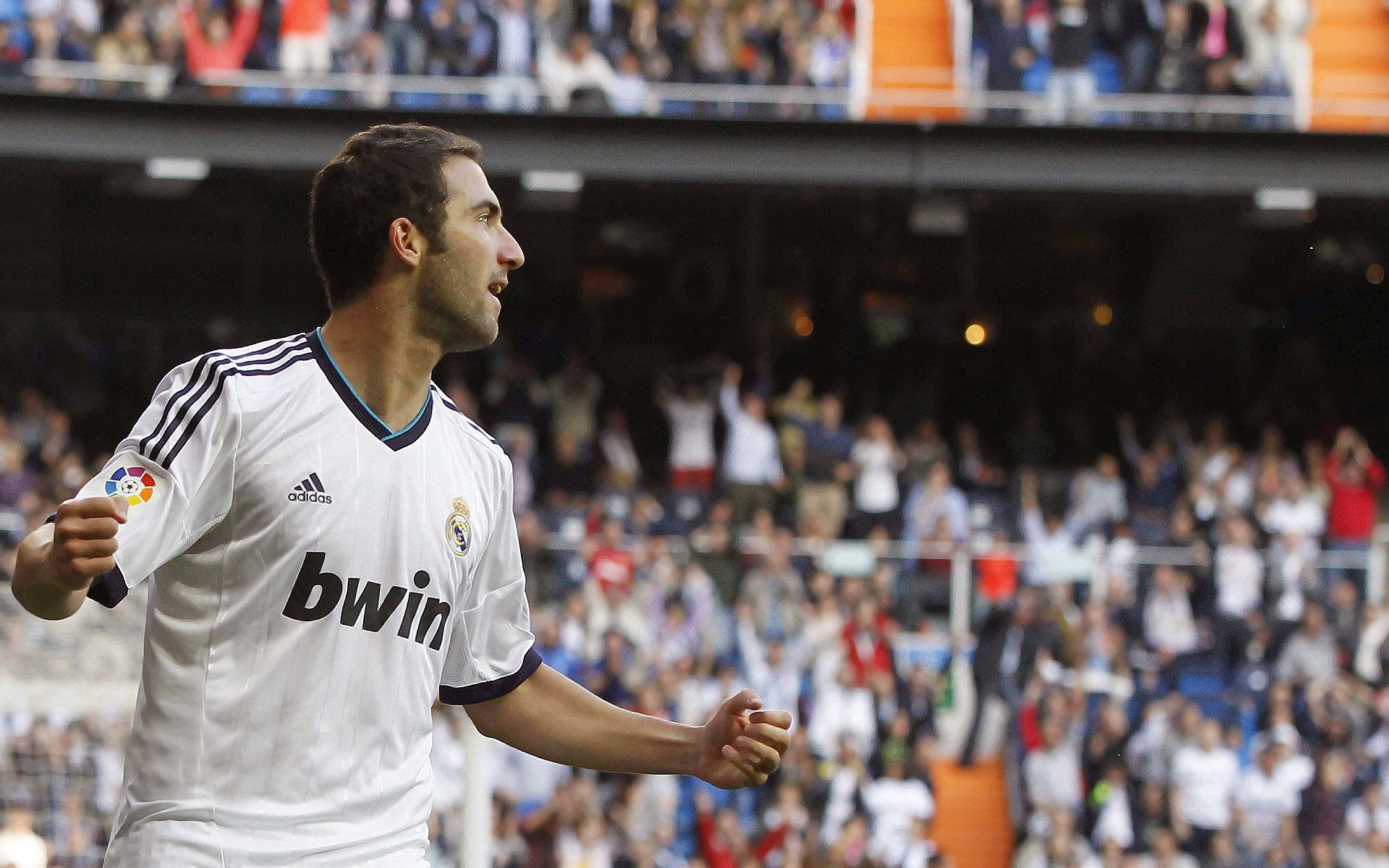 橙潮席卷伯纳乌，门迪一夫当关，荷兰风暴横扫马德里竞技